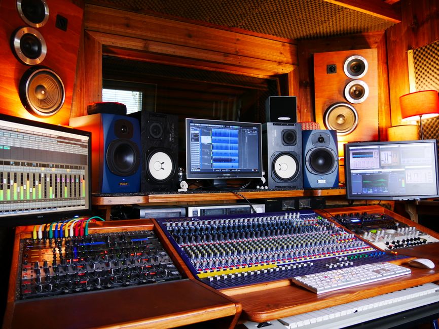 How to Sell Used Studio Monitors Fast and Keep More Cash